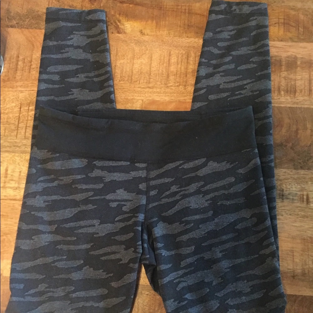 Under Armour Camo black/gray fleece lined leggings